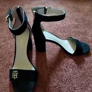 NWOT TOMMY HILFIGER BLACK HEELED SANDALS